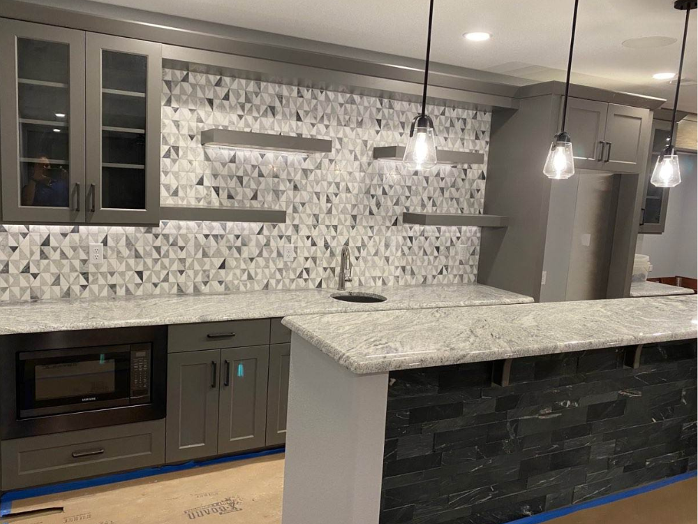 Wet bar with geometric backsplash